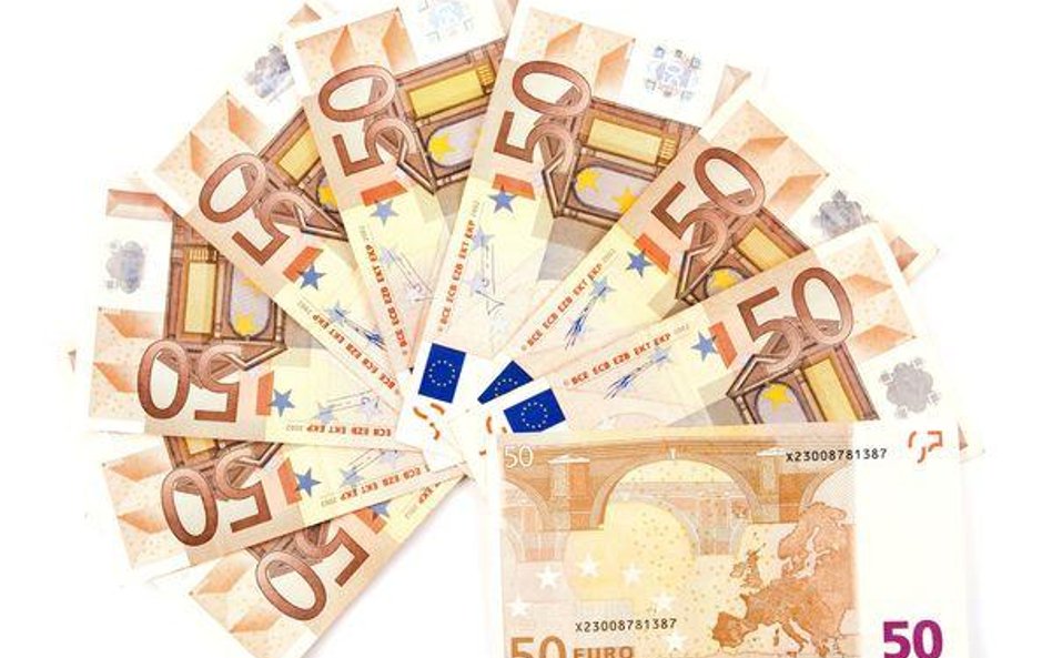 W piątek przed południem złoty osłabiał się podążając za zniżkującym wobec dolara euro i spadającymi