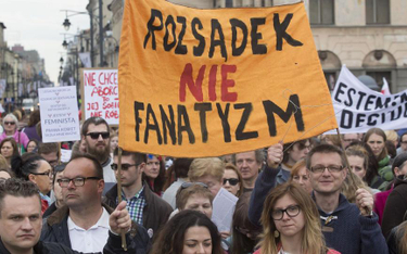 Łódź. Manifestacja przeciwników zaostrzenia przepisów dotyczących aborcji