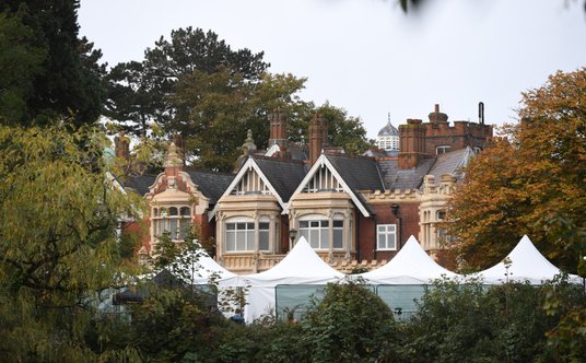 Szczyt AI odbywa się w słynnym dawnym ośrodku dekryptażu w Bletchley Park w Wielkiej Brytanii