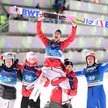 Piotr Żyła na ramionach kolegów po zdobyciu złota na skoczni normalnej. Oby takie same powody do rad