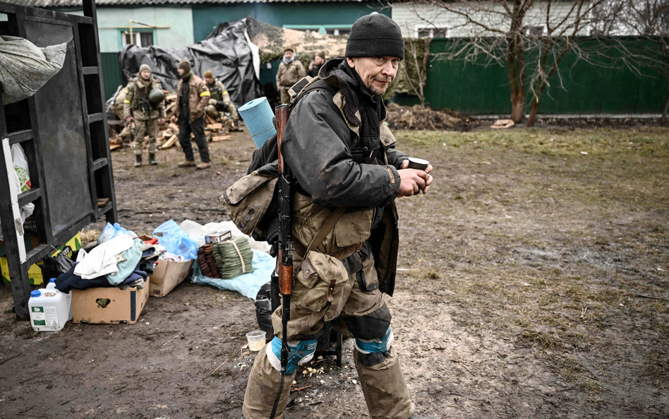 Ukraiński żołnierz na froncie na północny wschód od stolicy