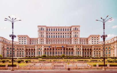 Pałac Parlamentu w Bukareszcie to pozostawione przez reżim komunistyczny olbrzymie gmaszysko, które 