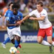 Krystian Bielik (z prawej) zdobył jedynego gola w meczu z Włochami
