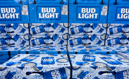Bojkot Bud Light kosztowny dla AB InBev. Ponad 1,4 mld dol. utraconej sprzedaży