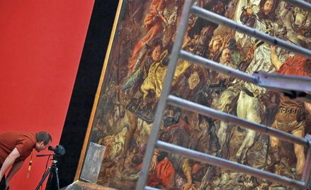 W lewym dolnym rogu obrazu skrawek bibułki, na razie przyklejony na próbę. Wkrótce pokryje ona całe 