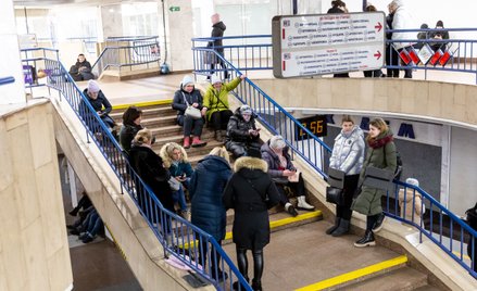 Mieszkańcy Kijowa szukający schronienia w metrze w czasie ataku powietrznego Rosji
