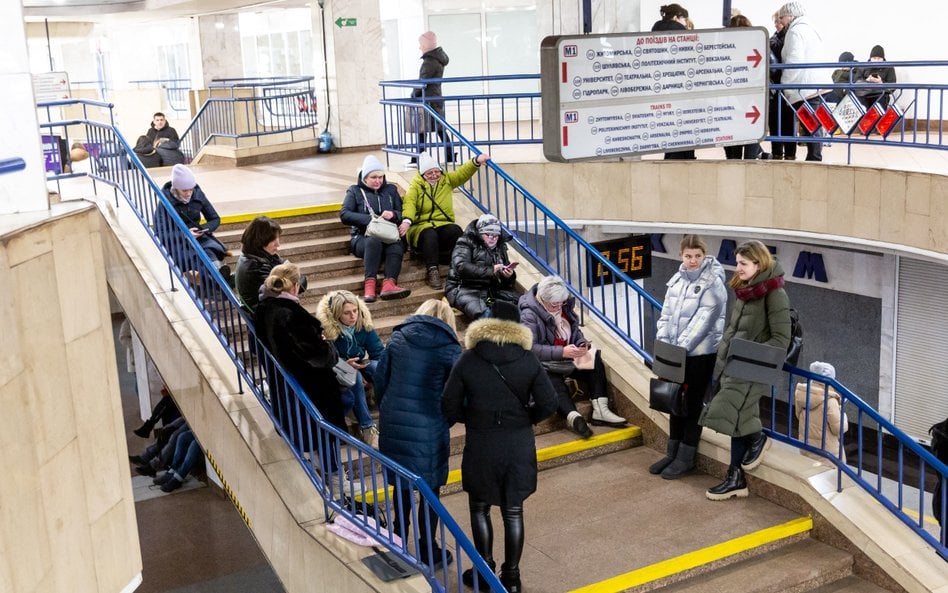 Mieszkańcy Kijowa szukający schronienia w metrze w czasie ataku powietrznego Rosji