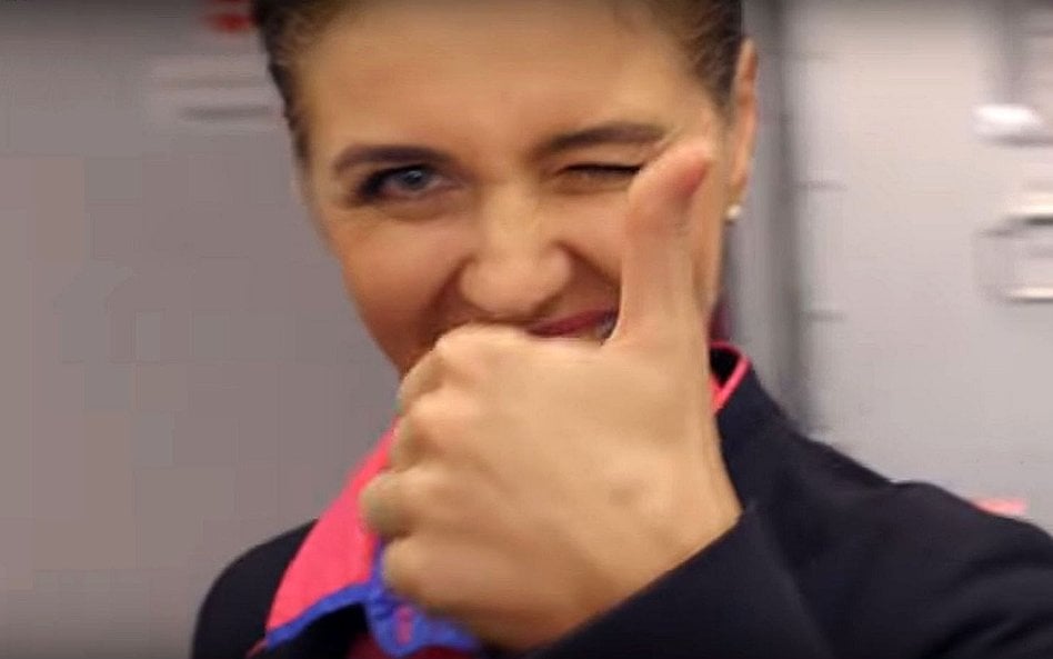 Film reklamowy kończy scena ze stewardesą Wizz Aira, podnoszącą kciuk do góry