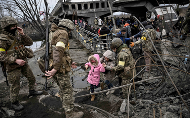 Dramat uchodźców z bombardowanego miasta Irpień na północny zachód od Kijowa. Ich droga ucieczki pro