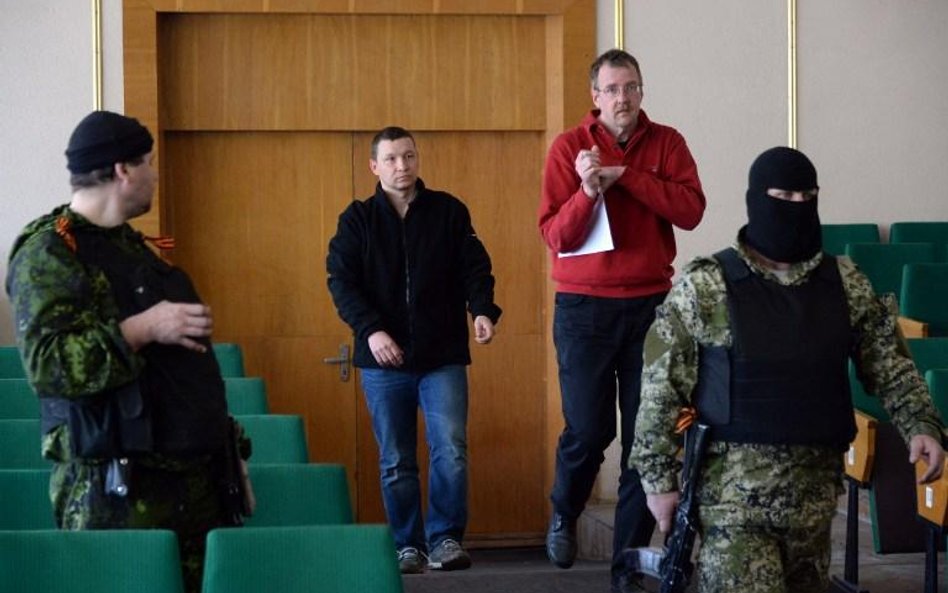 Major Krzysztof Kobierski, jeden z uprowadzonych obserwatorów OBWE (na zdjęciu w czarnej bluzie)