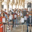 Włoskie miasta stopniowo wracają do życia po długiej kwarantannie. Do Wenecji wrócili już turyści.
