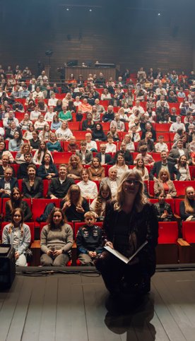 Zdjęcie rodzinne. Zaproszeni goście i prowadząca galę Monika Woźniak