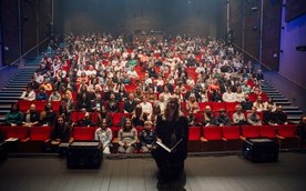 Zdjęcie rodzinne. Zaproszeni goście i prowadząca galę Monika Woźniak