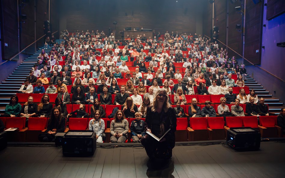 Zdjęcie rodzinne. Zaproszeni goście i prowadząca galę Monika Woźniak
