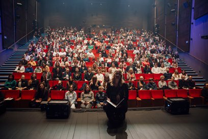 Zdjęcie rodzinne. Zaproszeni goście i prowadząca galę Monika Woźniak