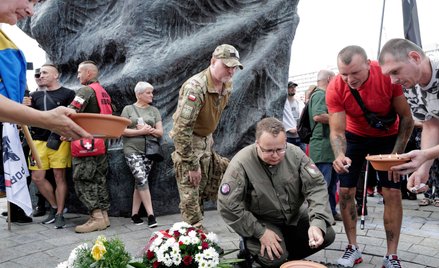 Uczestnicy zorganizowanego przez przeciwników szczepień przeciw COVID-19 „Marszu Wolności” na ulicac