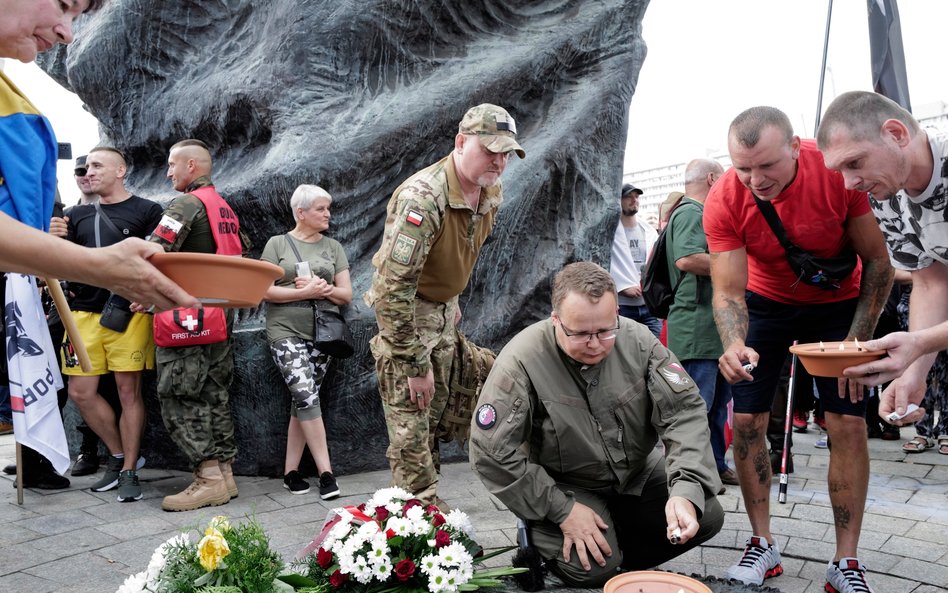 Uczestnicy zorganizowanego przez przeciwników szczepień przeciw COVID-19 „Marszu Wolności” na ulicac