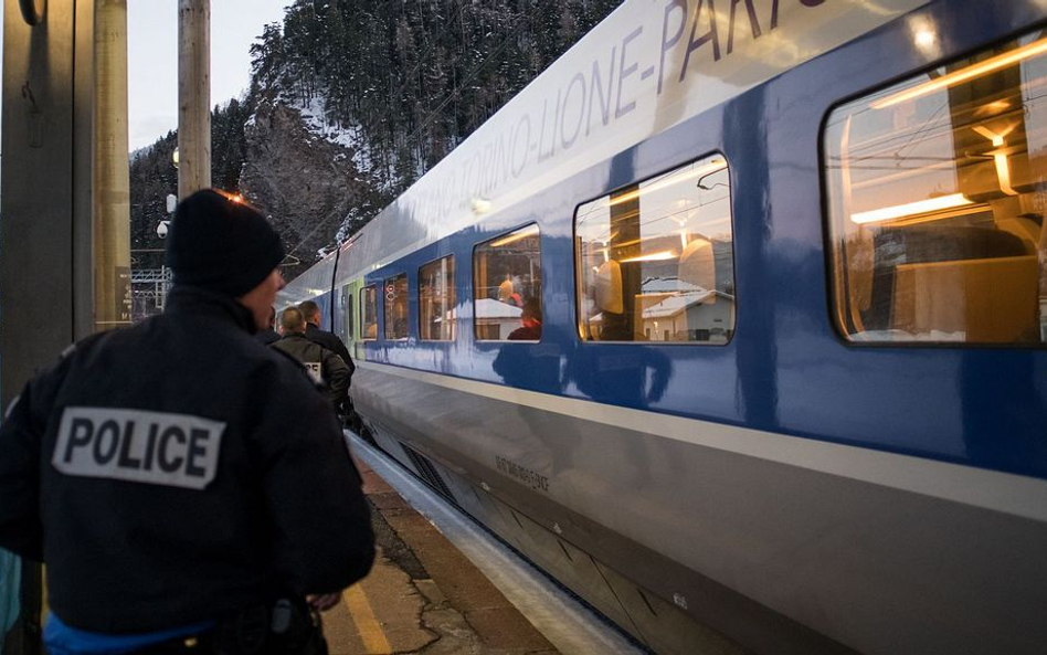Francja: Migrant chciał przejechać na dachu pociągu. Porażony