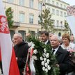 Jarosław Kaczyński i działacze PiS złożyli wieniec przed Pałacem Prezydenckim