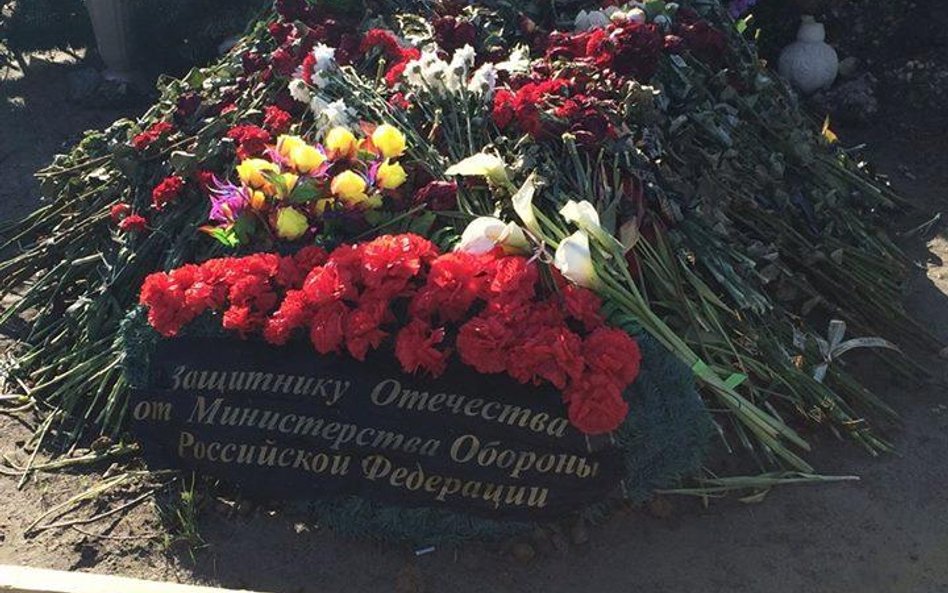 "Obrońcy Ojczyzny od ministerstwa obrony Rosyjskiej Federacji" - wieniec na mogile Antona Sawielewa 