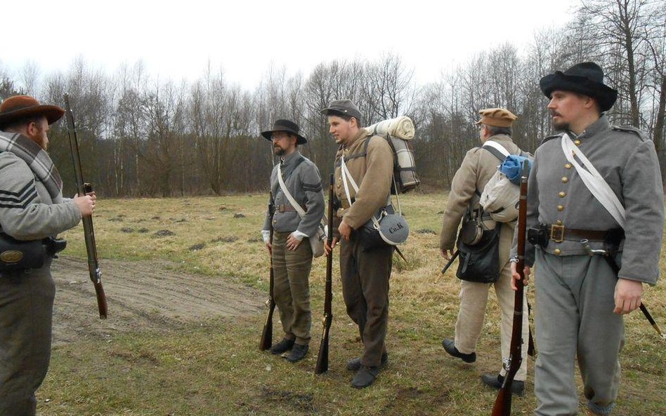 Uczestnicy rekonstrukcji historycznej w Ossowie