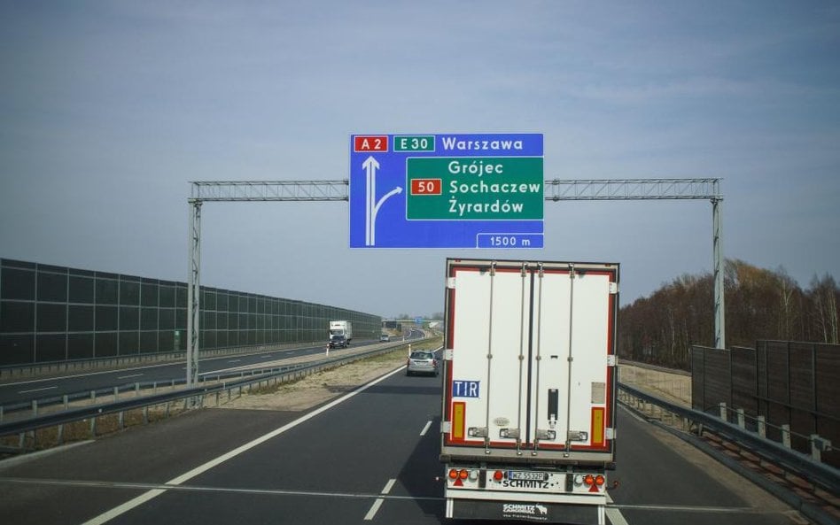Większość dróg w Polsce dopuszcza ruch ciężarówek o nacisku osi na jezdnię do 8 lub 10 ton.
