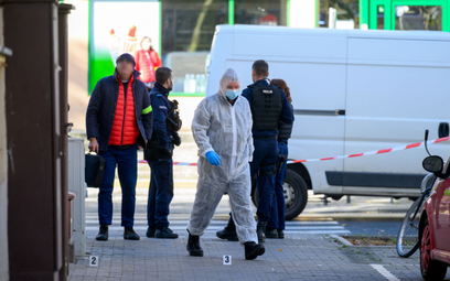 Policyjny eksperci na miejscu ataku nożownika na pięciolatka na Łazarzu w Poznaniu