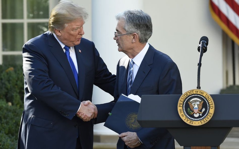 Jerome Powell, szef Fedu i Donald Trump. Prezes banku centralnego USA ociąga się z pójściem do ataku