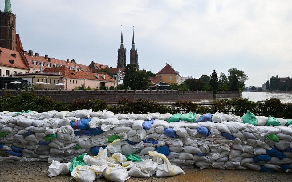 Wrocław walczy z wielką wodą. „Drobne wycieki nie stanowią priorytetu służb”