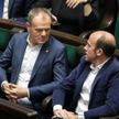 Przewodniczący KP KO Borys Budka (P) oraz przewodniczący Platformy Obywatelskiej Donald Tusk (L) na 