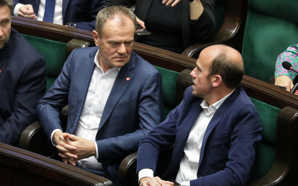 Przewodniczący KP KO Borys Budka (P) oraz przewodniczący Platformy Obywatelskiej Donald Tusk (L) na 