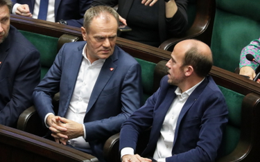 Przewodniczący KP KO Borys Budka (P) oraz przewodniczący Platformy Obywatelskiej Donald Tusk (L) na 