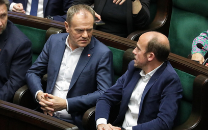 Przewodniczący KP KO Borys Budka (P) oraz przewodniczący Platformy Obywatelskiej Donald Tusk (L) na 