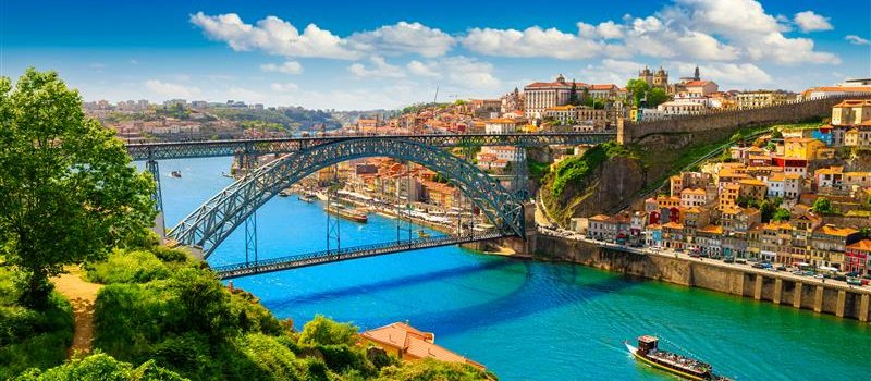 LOT połączy Warszawę z północną Portugalią