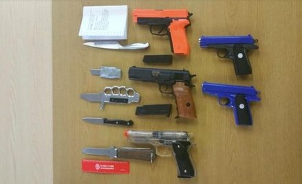 Pistolety, noże i wiatrówki zabrane uczniom