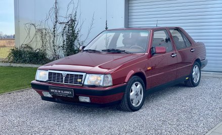 Lancia Thema to klasyczna limuzyna z połowy lat 80. XX wieku.