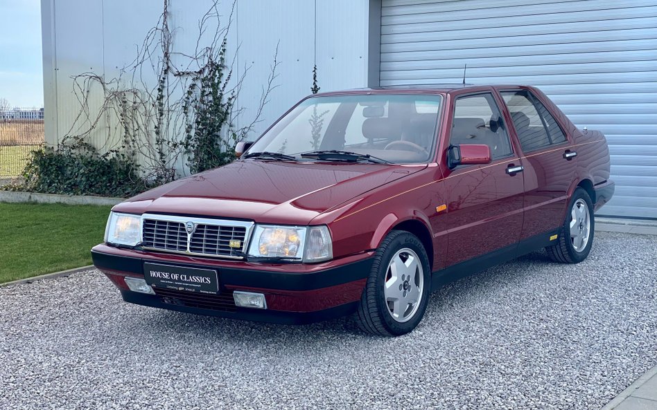 Lancia Thema to klasyczna limuzyna z połowy lat 80. XX wieku.