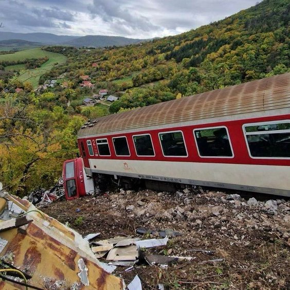 Dwa pociągi pasażerskie zderzyły się na Słowacji. Zdjęcie z miejsca wypadku