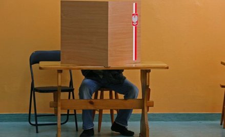 Zaplanowane na listopad wybory samorządowe to kłopot dla dwóch największych partii