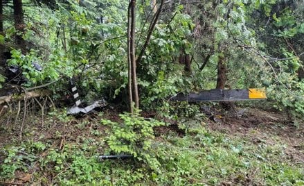 Miejsce odnalezienia wraku śmigłowca Robinson na zboczach góry Lubogoszcz w Beskidzie Wyspowym