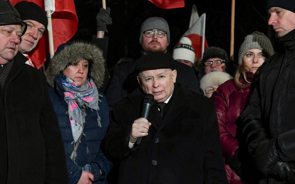 Politycy PiS i sympatycy protestowali przed więzieniami, gdzie osadzono Kamińskiego i Wąsika