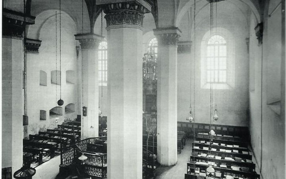 Ostróg, synagoga z około 1630 roku o układzie dziewięciopolowym, z bimą bez przekrycia. Fot. sprzed 