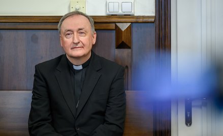 Biskup Andrzej Jeż na sali rozpraw Sądu Rejonowego w Tarnowie