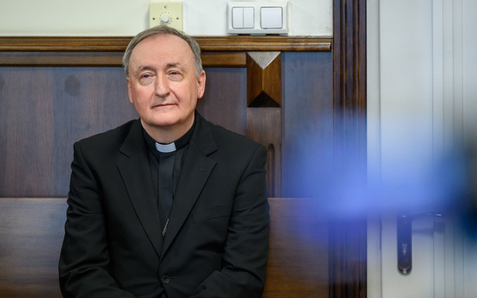 Biskup Andrzej Jeż na sali rozpraw Sądu Rejonowego w Tarnowie