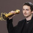 Timothee Chalamet ze statuetką za najlepszą rolę męską w filmie komediowym lub musicalu