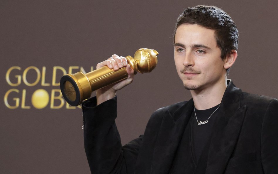 Timothee Chalamet ze statuetką za najlepszą rolę męską w filmie komediowym lub musicalu