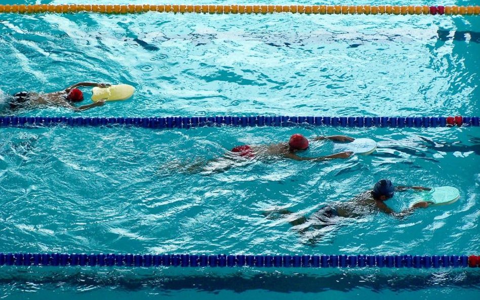 Gmina może zabronić picia piwa na miejskim basenie