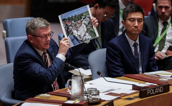 Marcin Bosacki na forum ONZ pokazywał fotografię przedstawiającą uszkodzony dom w Wyrykach