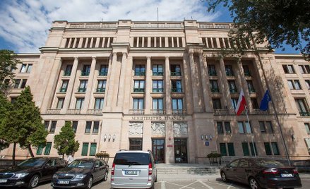Dyrektorzy z Ministerstwa Finansów powołani do ścigania oszustw, sami mieli wyłudzać VAT