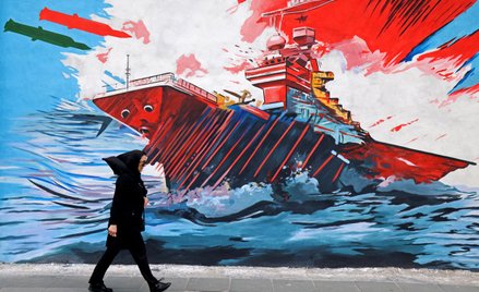 Kobieta przechodzi obok muralu o treści antyamerykańskiej i antyizraelskiej w Teheranie, 8 kwietnia 